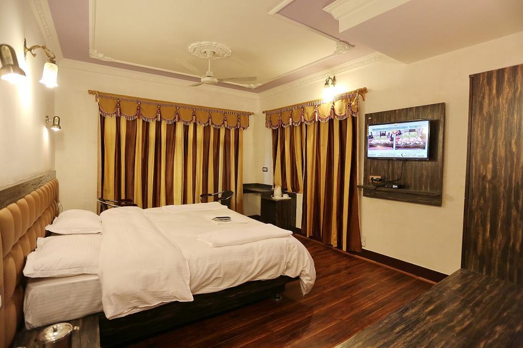 Hotel Ibni Kabeer Срінагар Екстер'єр фото