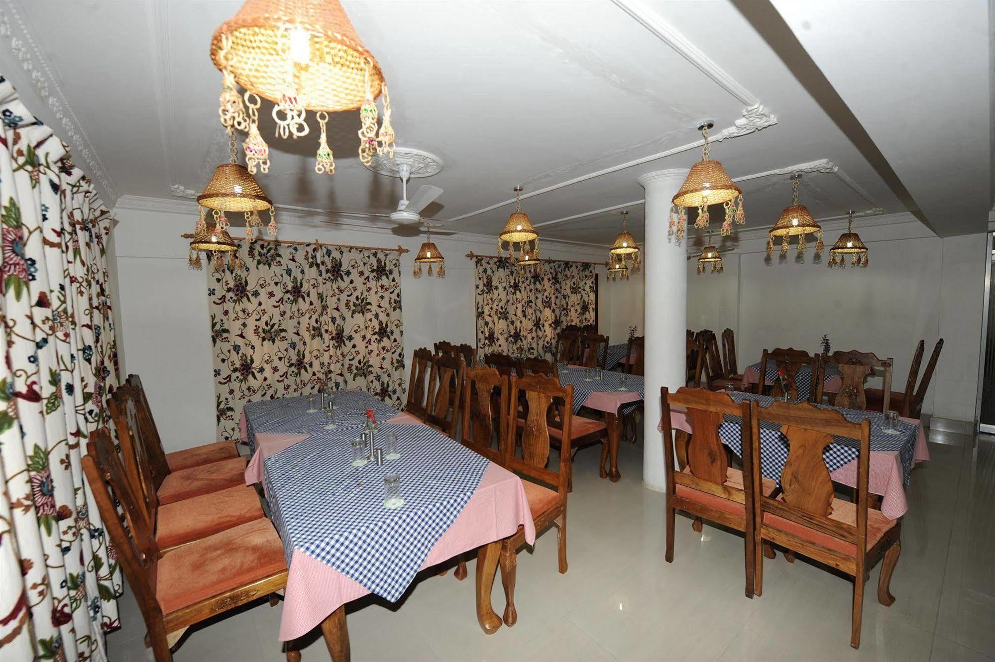 Hotel Ibni Kabeer Срінагар Екстер'єр фото