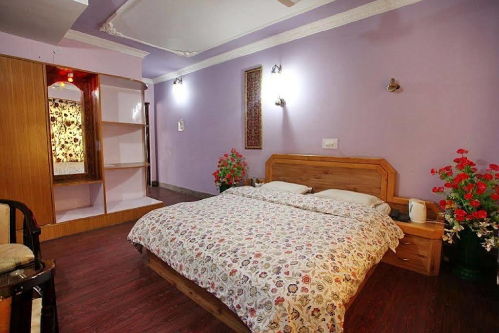 Hotel Ibni Kabeer Срінагар Екстер'єр фото