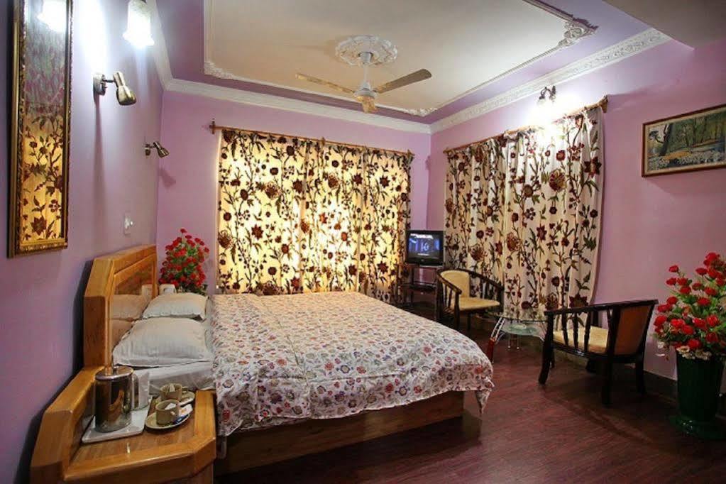 Hotel Ibni Kabeer Срінагар Екстер'єр фото
