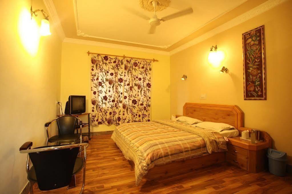 Hotel Ibni Kabeer Срінагар Екстер'єр фото