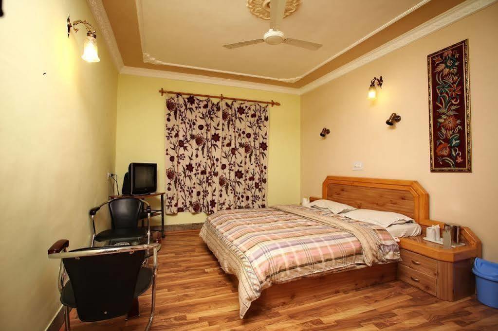 Hotel Ibni Kabeer Срінагар Екстер'єр фото